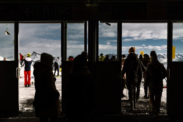 acceso a la pista de esquí invierno tipo activo de recreación esquiadores y snowboarders estación de esquí de lujo