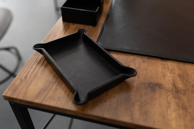 Accesorio para artículos de papelería hechos de cuero genuino sobre una mesa de madera en la oficina