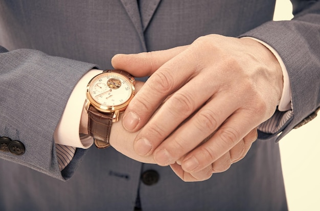 Accesorio de moda masculina hombre recortado en traje de control de tiempo hombre de negocios con reloj de mano