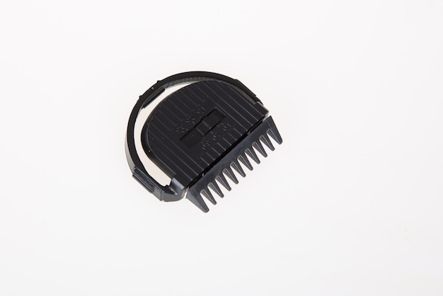 Accesorio de plástico para cortapelos en primer plano de fondo blanco