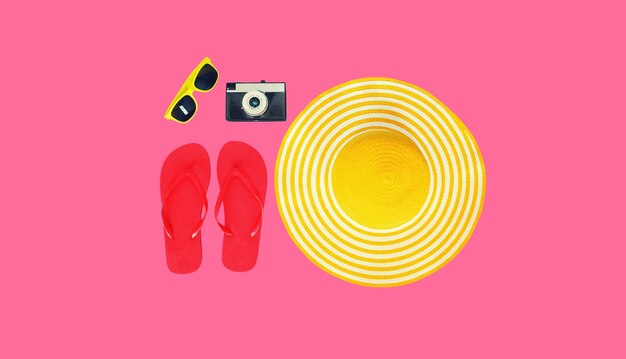 Foto accesorio de vacaciones de verano sombrero de playa de paja amarillo con chanclas cámara de película y gafas de sol