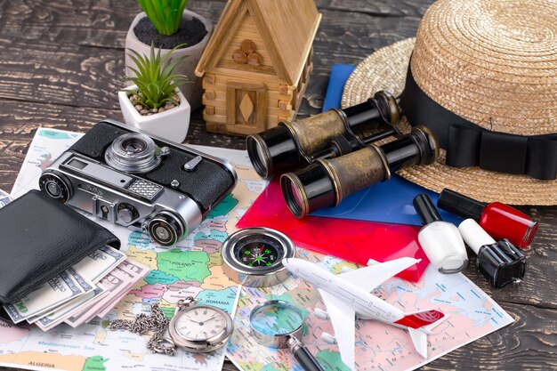 Accesorios y artículos para viajar en una mesa.