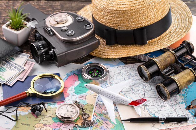 Accesorios y artículos para viajar en una mesa.