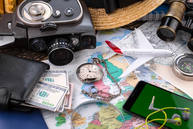 Accesorios y artículos para viajar en una mesa.