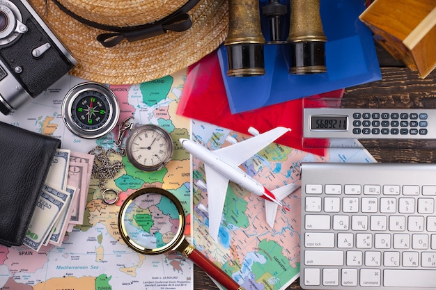 Foto accesorios y artículos para viajar en una mesa.