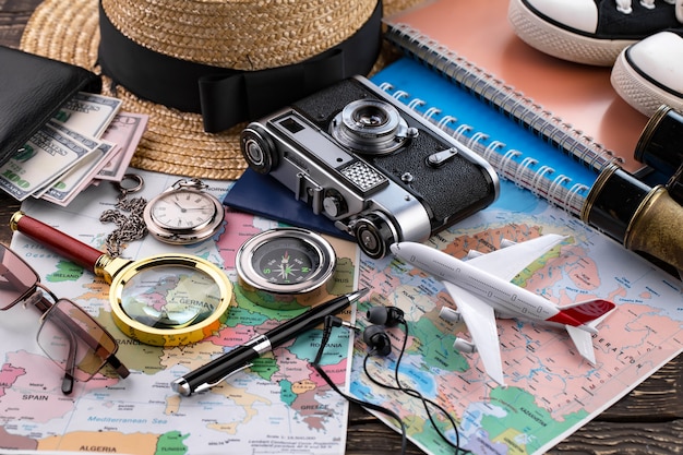 Foto accesorios y artículos para viajar sobre la mesa en composición