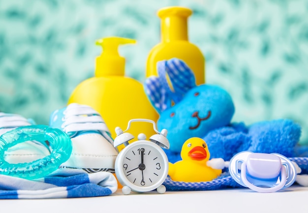 Accesorios de baño para bebés sobre un fondo blanco. Enfoque selectivo.