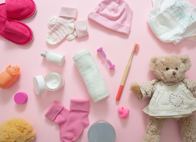 Foto accesorios de baño para bebés en la vista superior de fondo rosa