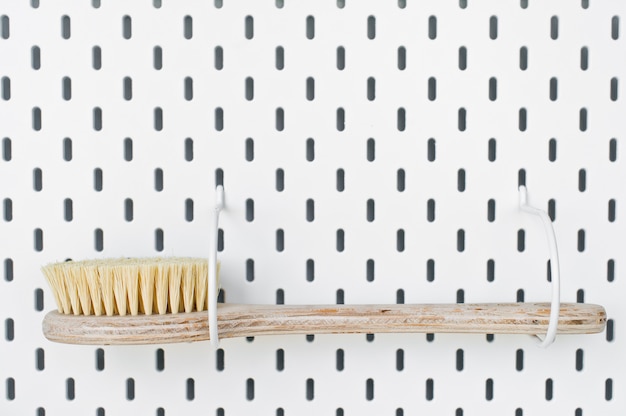 Accesorios de baño de desperdicio cero, cepillo de sisal natural Cuerpo ecológico, cepillo de duchas Copia espacio fondo blanco