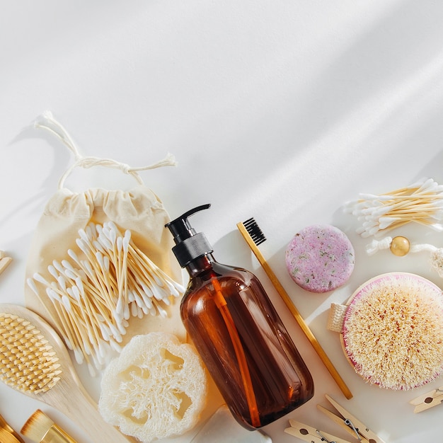 Accesorios de baño eco natural, productos y herramientas de cosmética natural. Concepto de desperdicio cero.