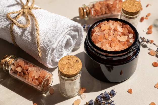 Accesorios de baño y spa. sal marina con flores secas de lavanda. Enfoque selectivo.