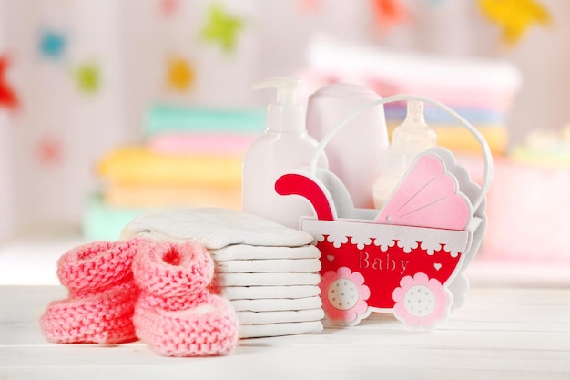 Accesorios para bebés en la mesa sobre fondo claro