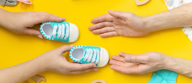 Accesorios para bebés para recién nacidos en una superficie coloreada