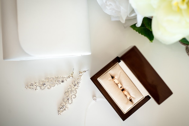 Accesorios de boda anillos manos novia, bordado decoración novio flores día belleza