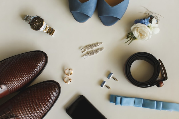 Accesorios de boda para hombre en la mesa.