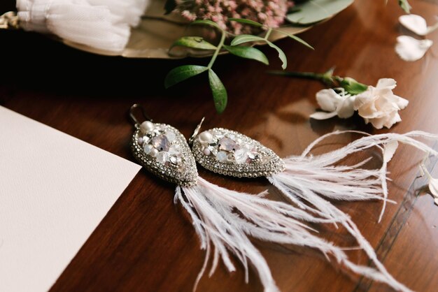 Accesorios de boda de la novia pendientes hechos a mano sobre un fondo de madera