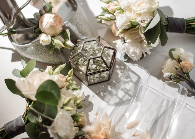 Accesorios de boda para novias, ramos de anillos y tarjeta de invitación en el día de la boda plana