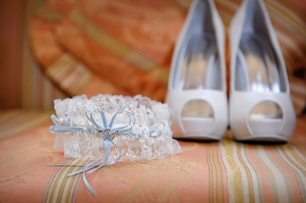 Accesorios de boda y zapatos de novia sobre la mesa.