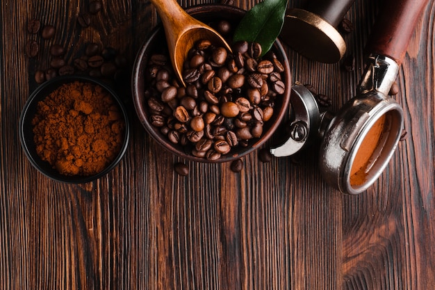 Foto accesorios de café con granos tostados.