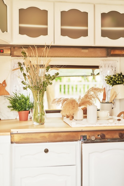 Accesorios de cocina en una casa móvil