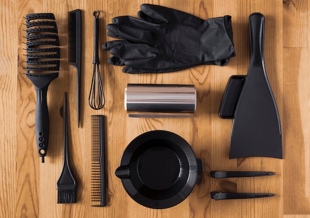 Accesorios de color negro para teñir el cabello en una mesa de madera