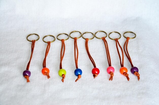 Accesorios coloridos de plástico y cuero para joyería hecha a mano y artesanías hechas a mano en un taller de estilo tailandés en Nonthaburi Tailandia