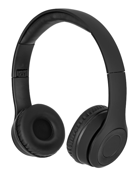 Accesorios de computadora con auriculares con cable aislados sobre un fondo blanco