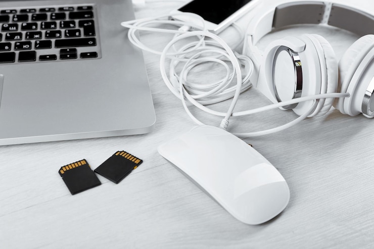 Foto accesorios para computadoras periféricas y portátiles sobre un fondo de madera blanca