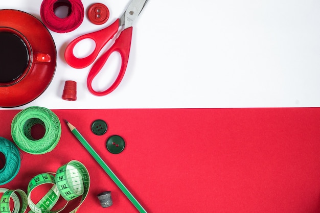 Accesorios de costura en colores rojo y verde.