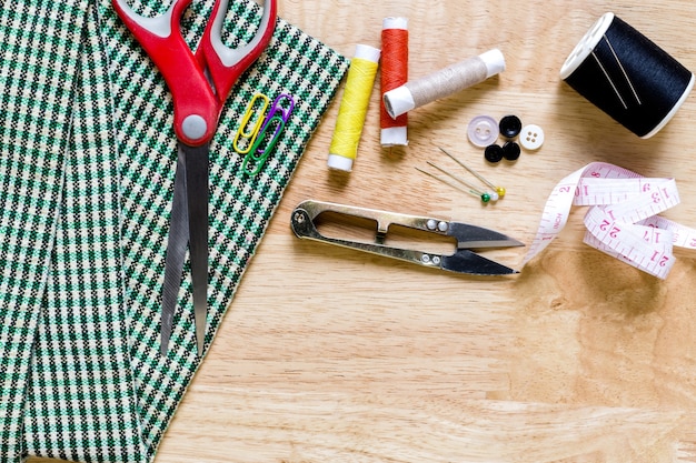 Foto accesorios de costura en el fondo de madera