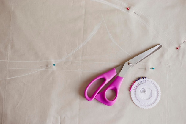 Accesorios de costura en tela color pastel Proceso de creación de ropa Lugar de trabajo de costurera