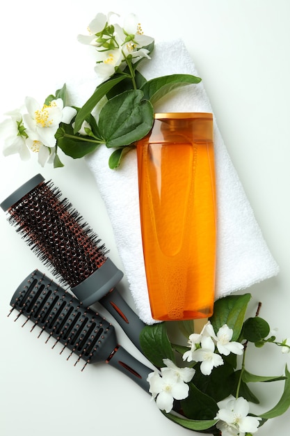 Accesorios para el cuidado del cabello en blanco