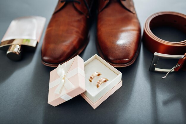 Foto accesorios para el día de la boda del novio zapatos de cuero marrón cinturón perfume anillos dorados en caja moda masculina