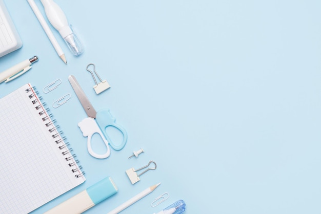 Accesorios escolares blancos en fondo azul espacio de copia