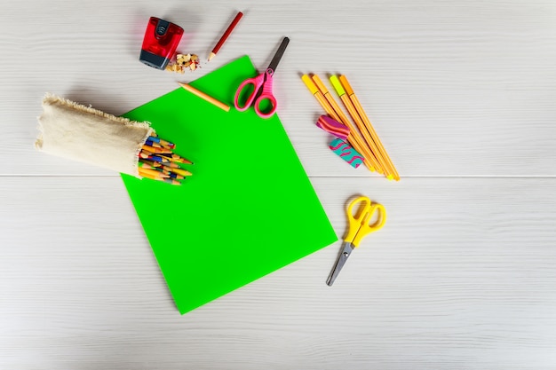 Accesorios escolares marcador, lápiz, tijeras, borrador, papel Concepto de regreso a la escuela