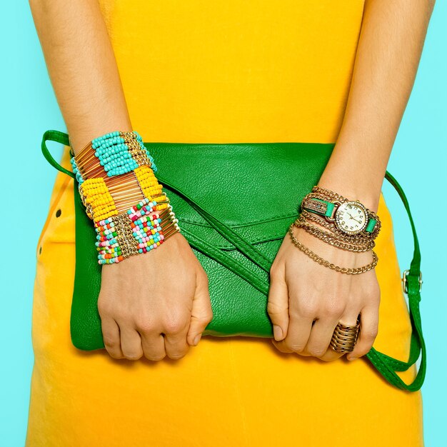 Accesorios con estilo. Bolsa y Joyas. Colores brillantes de verano.