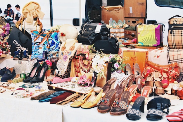 Accesorios femeninos expuestos en la tienda