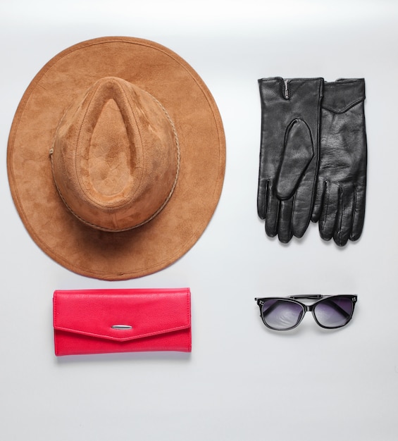 Accesorios femeninos de moda. Sombrero de fieltro, billetera, gafas de sol, guantes. Estilo plano laico
