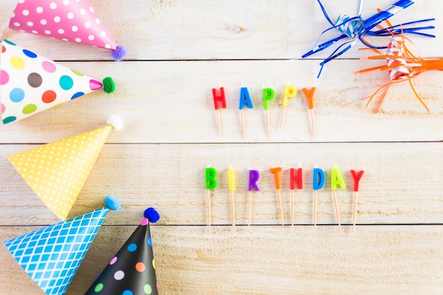 Accesorios para fiesta de cumpleaños infantil sobre un fondo de madera.