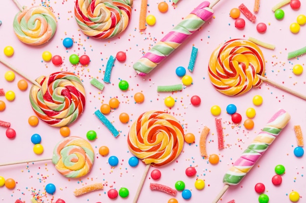 Accesorios de fiesta sabrosos y apetitosos Feliz cumpleaños Dulce Diferentes tipos de dulces en fondo de color espacio de copia fondo de fiesta de cumpleaños colorido