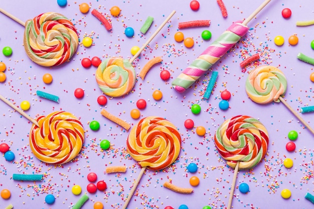 Accesorios de fiesta sabrosos y apetitosos Feliz cumpleaños Dulce Diferentes tipos de dulces en fondo de color espacio de copia fondo de fiesta de cumpleaños colorido