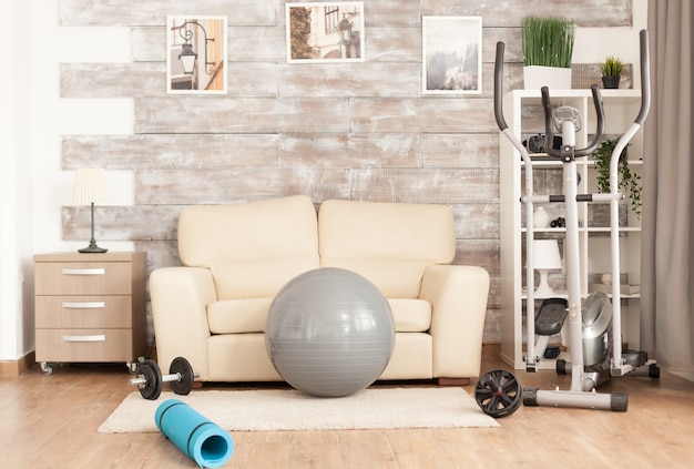 Accesorios de fitness modernos en una habitación vacía para hacer ejercicio.