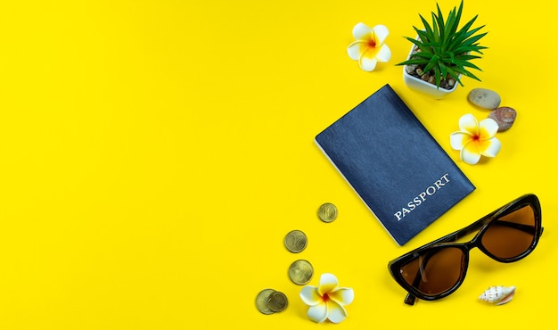 Accesorios Flatlay para vacaciones de verano Planificación de viajes Gafas de sol con dinero de pasaporte