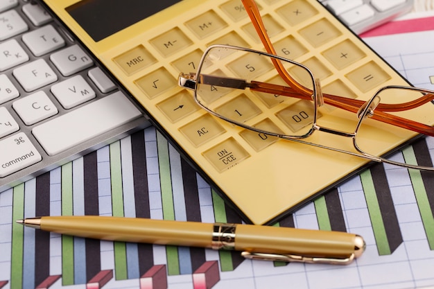 Foto accesorios para hacer negocios en la oficina sobre la mesa