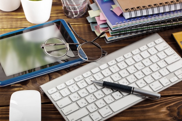 Accesorios para hacer negocios en la oficina, sobre la mesa