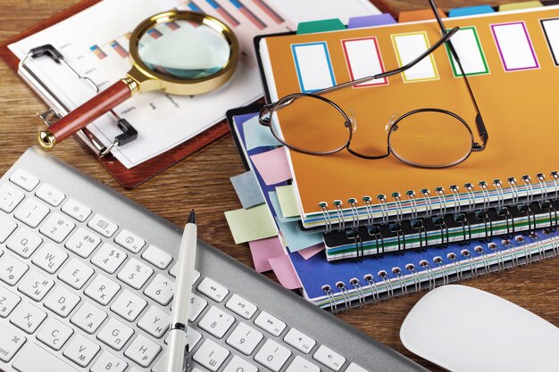 Foto accesorios para hacer negocios en la oficina, sobre la mesa