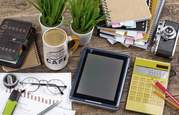 Foto accesorios para hacer negocios en la oficina sobre la mesa