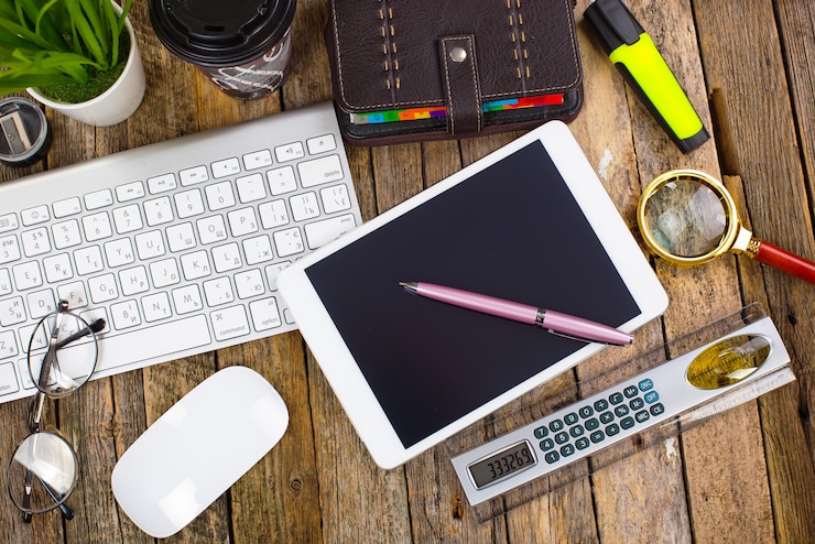 Foto accesorios para hacer negocios en la oficina sobre la mesa