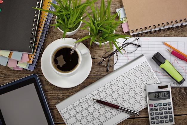 Accesorios para hacer negocios en la oficina sobre la mesa