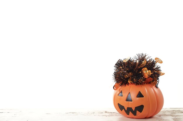 Accesorios de Halloween lindo juguete de canasta de cabeza de calabaza de plástico en una madera blanca